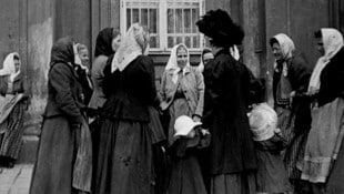 Wien, 1900: Sogenannte Reibfrauen, Putzfrauen, aus den Kronländern auf Arbeitssuche in Wien (Bild: Austrian Archives / brandstaetter images / picturedesk.com)