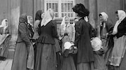 Wien, 1900: Sogenannte Reibfrauen, Putzfrauen, aus den Kronländern auf Arbeitssuche in Wien