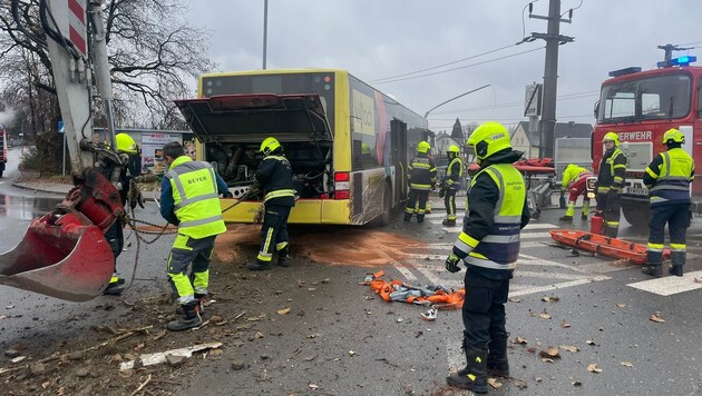 Die HFW Villach, Rettung und Notarzt sowie das Team des Rettungshelikopters RK1 standen im Einsatz. (Bild: HFW Villach)