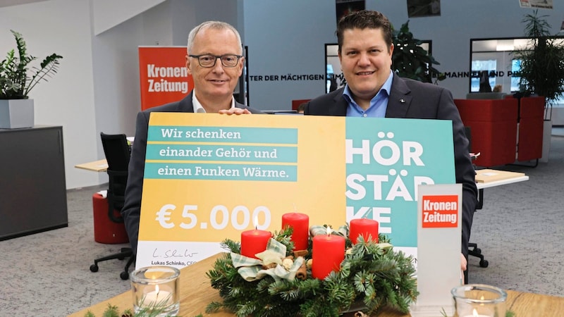 „Krone“-Chefredakteur Klaus Herrmann mit Lukas Schinko, Geschäftsführer des Hörakustikers Neuroth (re.). (Bild: Jauschowetz Christian/Christian Jauschowetz)