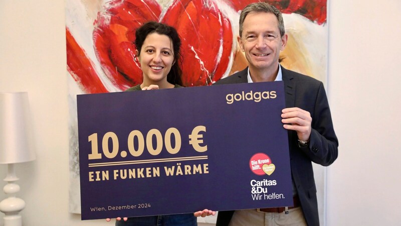 Goldgas-Geschäftsführer Edudard Maaß und Lisa Körrer (Marketing/Vertrieb) mit dem „Funken Wärme“-Spendenscheck in Höhe von 10.000 Euro. (Bild: Jöchl Martin)