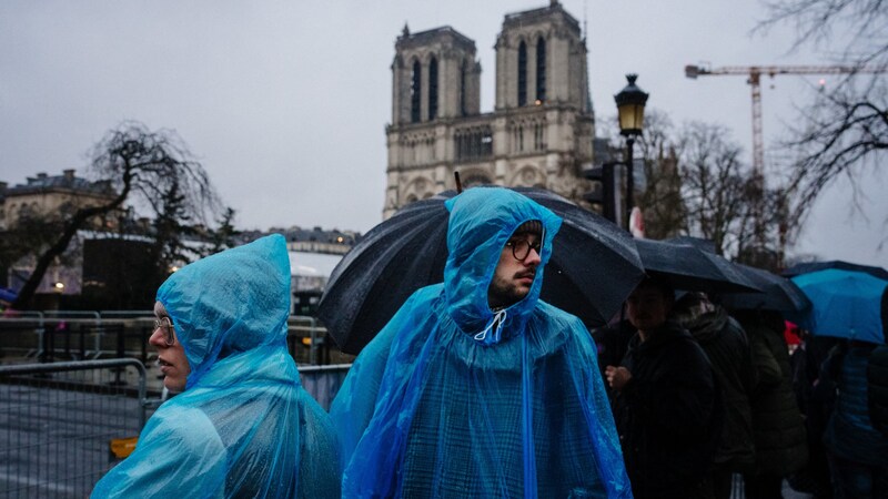 Touristen vor der Kathedrale von Notre-Dame (Bild: APA/AFP/Dimitar DILKOFF)