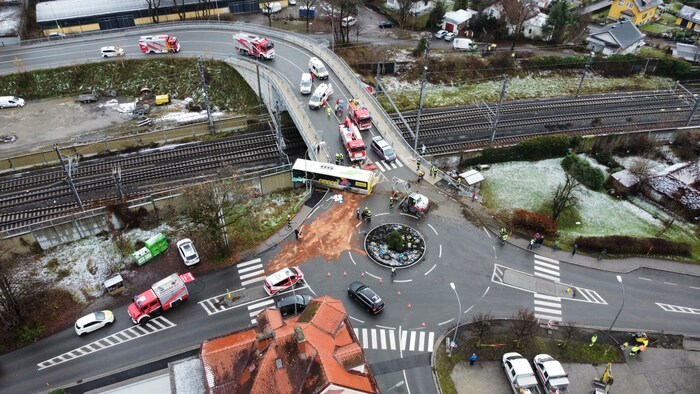 Bei dem Unfall traten Betriebsmittel aus – die Feuerwehr musste diese binden (siehe roter Sand).