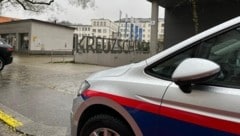 Die Polizei wurde zu der Schule beordert. (Bild: Constantin Handl)