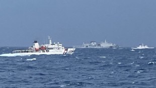 Ein chinesisches Küstenwachschiff beobachtet Schiffe der taiwanesischen Küstenwache in Gewässern ...