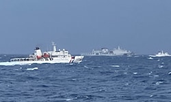 Ein chinesisches Küstenwachschiff beobachtet Schiffe der taiwanesischen Küstenwache in Gewässern ...