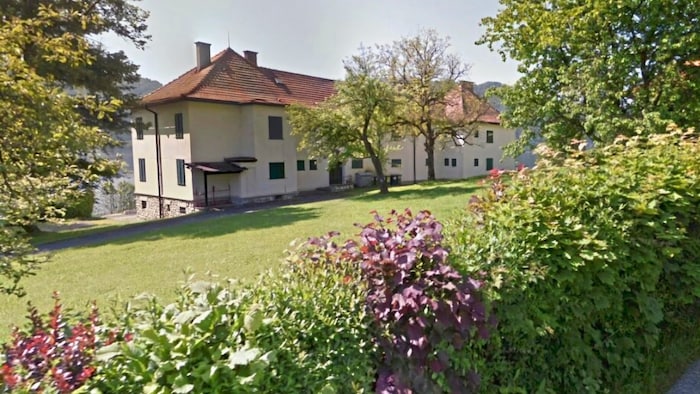 Das Grundstück mit dem ehemaligen Erholungsheim von Austria Tabak liegt direkt am See.