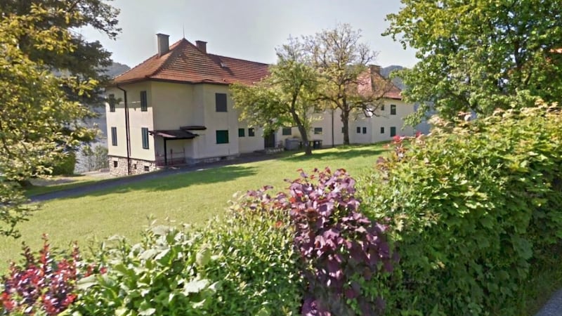 The property with the former Austria Tabak recreation home is located directly on the lake. (Bild: Screenshot/Google Maps)