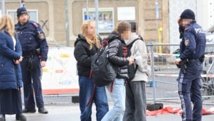 Polizeipräsenz bei der Kettenbrücke. Schüler wurden nach Hause geschickt. (Bild: Birbaumer Christof/Krone KREATIV)