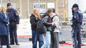 Polizeipräsenz bei der Kettenbrücke. Schüler wurden nach Hause geschickt.