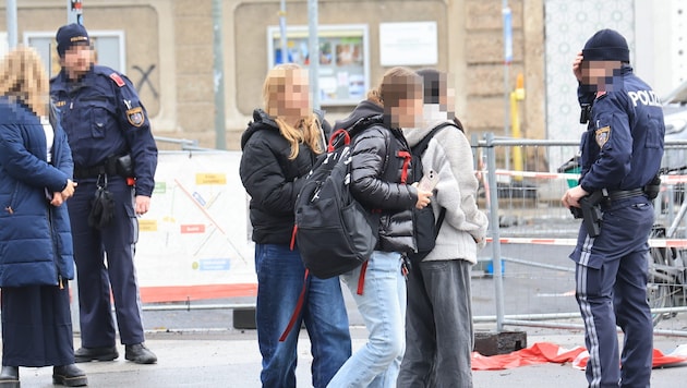 Police presence at the Kettenbrücke. Pupils were sent home. (Bild: Birbaumer Christof/Krone KREATIV)