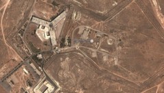 Satellitenaufnahmen zeigen das als „Schlachthaus“ bekannte Gefängnis – nach dem Sturz der Assad-Regierung läuft dort die Suche nach Überlebenden. (Bild: Wikimedia Commons/99snake)