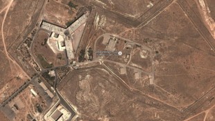Satellitenaufnahmen zeigen das als „Schlachthaus“ bekannte Gefängnis – nach dem Sturz der ...
