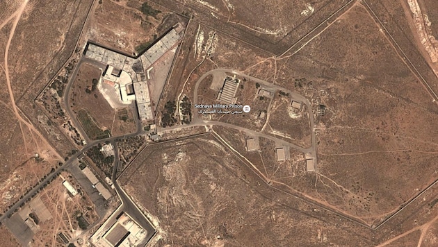 Satellite images show the prison known as the "slaughterhouse" - after the fall of the Assad government, the search for survivors is underway there. (Bild: Wikimedia Commons/99snake)