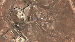 Satellitenaufnahmen zeigen das als „Schlachthaus“ bekannte Gefängnis – nach dem Sturz der Assad-Regierung läuft dort die Suche nach Überlebenden. (Bild: Wikimedia Commons/99snake)