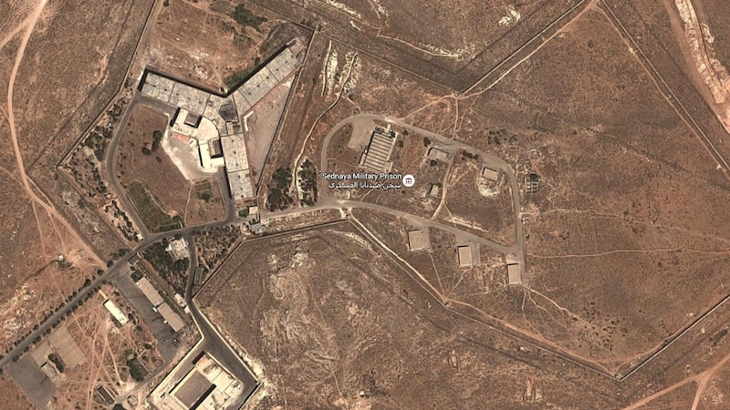 Satellite images show the prison known as the "slaughterhouse" - after the fall of the Assad government, the search for survivors is underway there. (Bild: Wikimedia Commons/99snake)