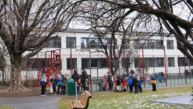 Thousands of children had to leave their classes on Monday because of the bomb threat. (Bild: Birbaumer Christof/Krone KREATIV)