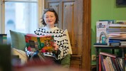 Schmöker-Ecke in der Buchhandlung von Sabine Weissensteiner; sie blättert in „Colorful – Iris ...