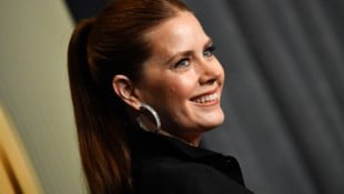 Am roten Teppich trägt Amy Adams Make-up, privat mag sie es ganz natürlich und ist einfach nur „Mama“. (Bild: APA/AFP/VALERIE MACON)