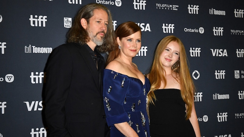 Amy Adams with husband Darren Le Gallo and daughter Aviana on the red carpet (Bild: APA/AFP/VALERIE MACON)