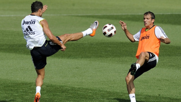 Spielten eine Saison gemeinsam für Real: Cristiano Ronaldo (l.) und Rafael van der Vaart. (Bild: APA/AFP)