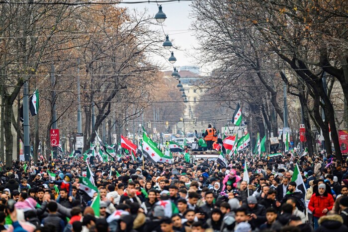 Nicht nur die Zahl an Syrern in Österreich (hier bei einer Demonstration in Wien) steigt massiv ...