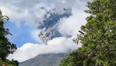 Nach dem Ausbruch eines Vulkans auf den Philippinen haben die Behörden umliegende Dörfer evakuiert. (Bild: AFP)