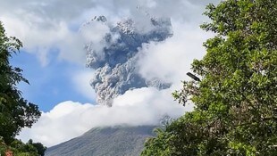 Nach dem Ausbruch eines Vulkans auf den Philippinen haben die Behörden umliegende Dörfer ...