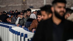 In Europa wird die Forderung laut, dass, nach dem Fall Assads, Geflüchtete aus Syrien schnell wieder zurück sollen.  (Bild: APA/AFP/Ozan KOSE)