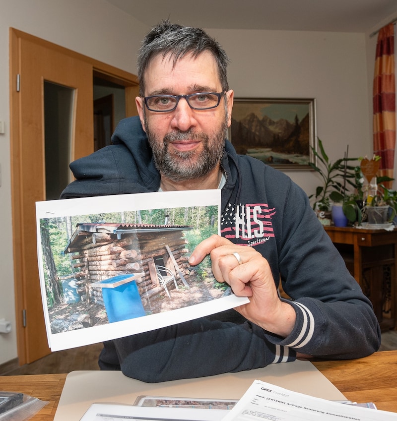 „Wieso wird bei anderen weggeschaut und bei uns nicht?“, klagt Herr F. Er nutzt diese kleine Hütte nur als Unterstand bei Regen und für seine Gartenmöbel.   (Bild: Doris_SEEBACHER)