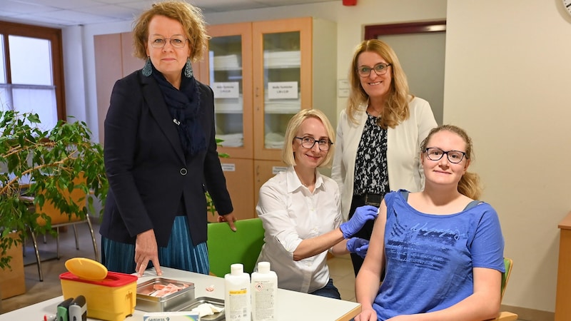 Provincial Councillor Christiane Teschl-Hofmeister, public health officer Elisabeth Hecher-Korinek, Provincial Councillor Ulrike Königsberger-Ludwig with pupil Helena Dreitler (Bild: Jürgen Mück)