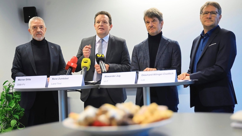 Werner Dilitz, René Zumtobel, Alexander Jug and Ekkehard Allinger-Csollich presented the new timetable. (Bild: Birbaumer Christof)