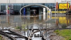 Gleise und Bahnhöfe unter Wasser – die Folgen des Hochwassers waren auch bei den ÖBB enorm. (Bild: Krone KREATIV/AFP (2))