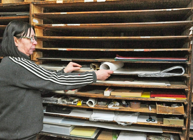 From sheets of paper to rubber fingers - Susanne Feuerschlager had everything for the office. (Bild: Crepaz Franz/Pressefoto Franz Crepaz)