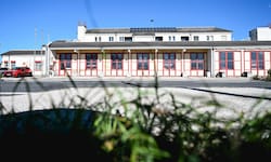 Hinter den Toren des Depots der Feuerwehr Marchtrenk brennt der Hut. Das Kommando steht vor der ...