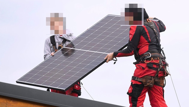 The planned end to the VAT exemption for private photovoltaics (PV) is causing uncertainty and a run on Austria's electricians. Many want to quickly secure cheaper prices before the end of the subsidy. (Bild: APA/ROBERT JAEGER / APA / picturedesk.com, Krone KREATIV)