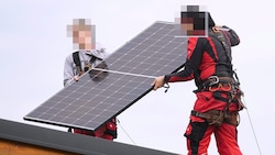 Photovoltaik am Privathaus wird stark gefördert. Der Trend geht aber hin zu größeren Anlagen, die findet so mancher Bürgermeister sinnvoller. (Bild: APA/ROBERT JAEGER / APA / picturedesk.com, Krone KREATIV)