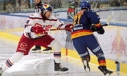 Paul Stapfeldt (li.) verlässt die Eisbullen.