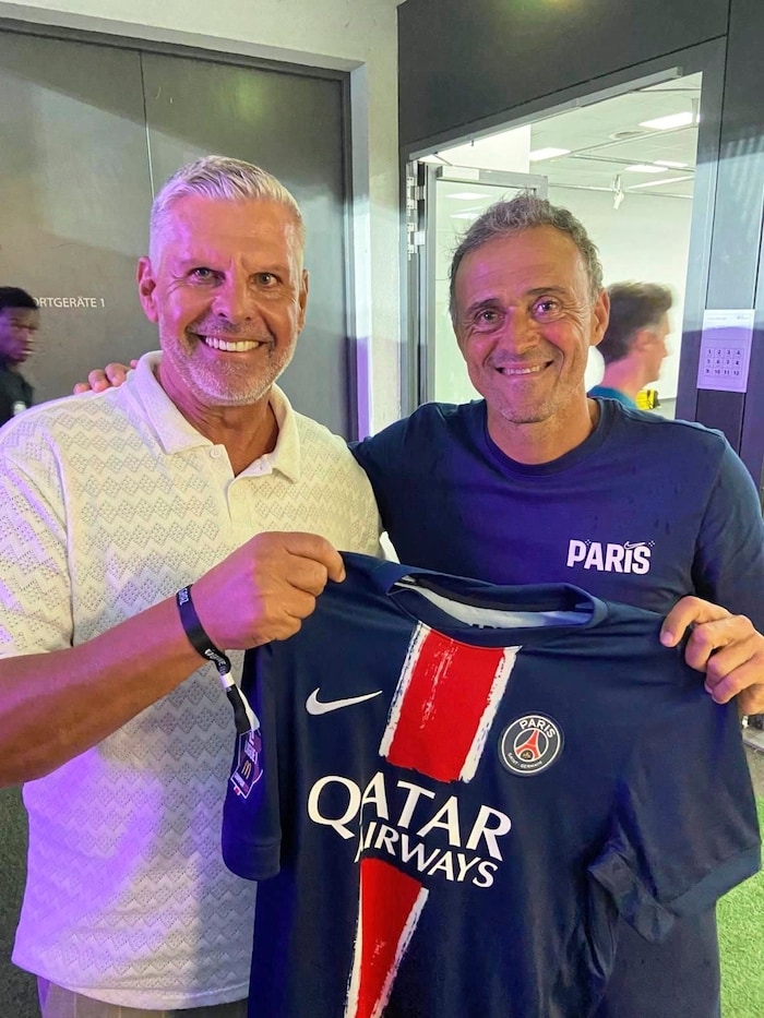 Richard Niederbacher mit Trainer Luis Enrique (re.)
