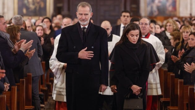 Felipe and Letizia in the cathedral of Valencia (Bild: APA Pool/AFP/POOL/Kai FOSTERLING)