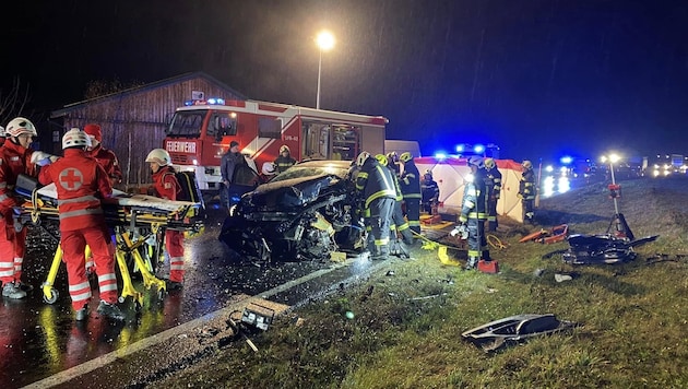 Die Autos wurden stark beschädigt. (Bild: FF Münsteuer)