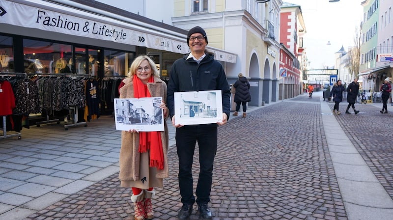 BM Elisabeth Blanik und TAP-Leiter Martin Kofler stellten den Kalender in der Andrä-Kranz-Gasse vor, wo auch das Titelbild entstand (Bild: Stadt Lienz/Bernd Lenzer)