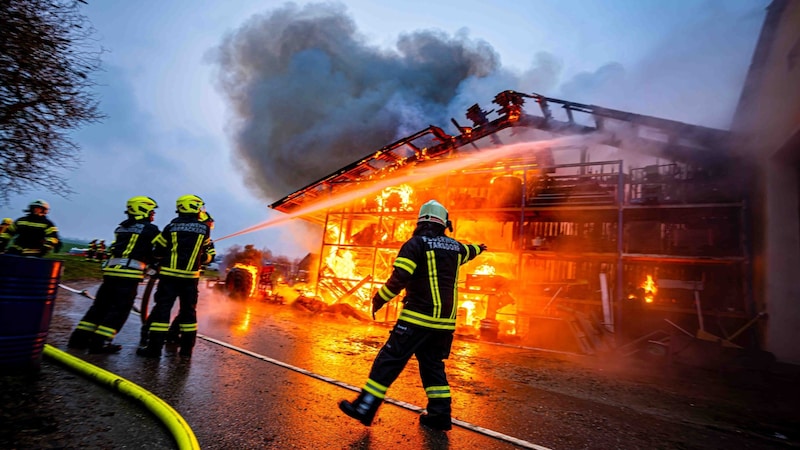 The hall was on fire. (Bild: Scharinger Daniel/Pressefoto Scharinger / FF Burghausen)