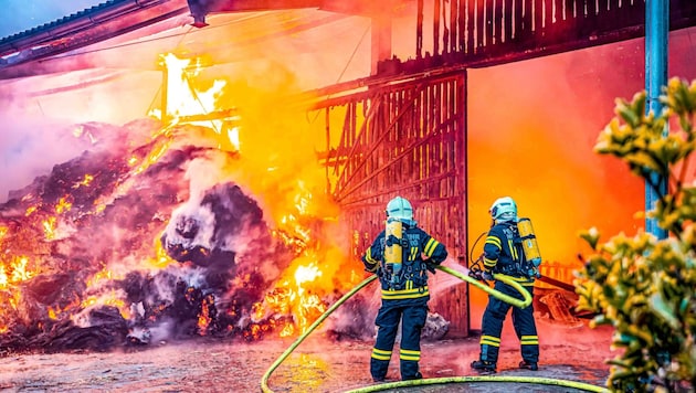 12 fire departments fought the fire. (Bild: Pressefoto Scharinger / FF Burghausen)