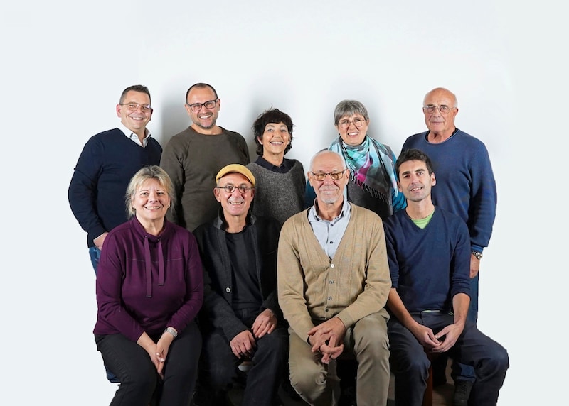 ÖSI Chairman Christian Oberlechner (standing, 2nd from left) with his team. (Bild: Laura Boob)