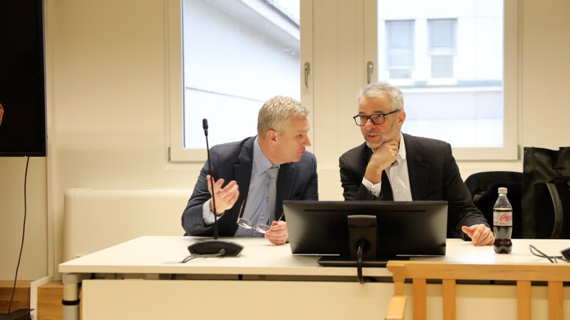 Verteidiger Manfred Arbacher-Stöger mit Gerichtsmediziner Nikolaus Klupp. (Bild: Jöchl Martin/Martin Jöchl)