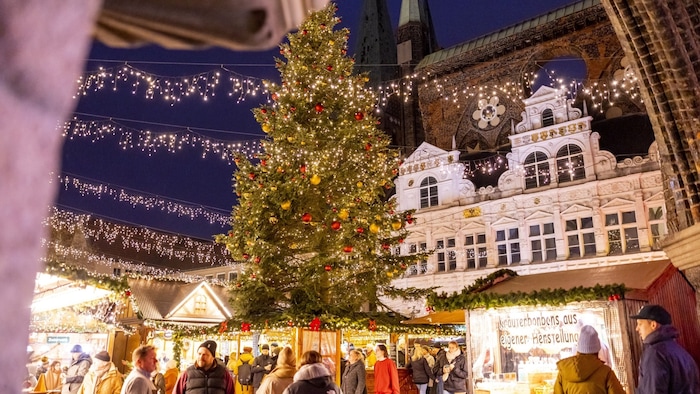 Der „klassische“ Weihnachtsmarkt rund um das Rathaus von Lübeck.