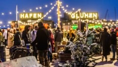 Bei Glühwein und Live-Musik kommt man beim Hafenglühen am Lübecker Drehbrückenplatz so richtig in Weihnachtsstimmung. (Bild: LTM)