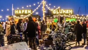 Bei Glühwein und Live-Musik kommt man beim Hafenglühen am Lübecker Drehbrückenplatz so richtig in Weihnachtsstimmung. (Bild: LTM)