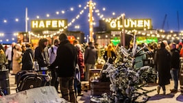 Bei Glühwein und Live-Musik kommt man beim Hafenglühen am Lübecker Drehbrückenplatz so richtig in Weihnachtsstimmung. (Bild: LTM)